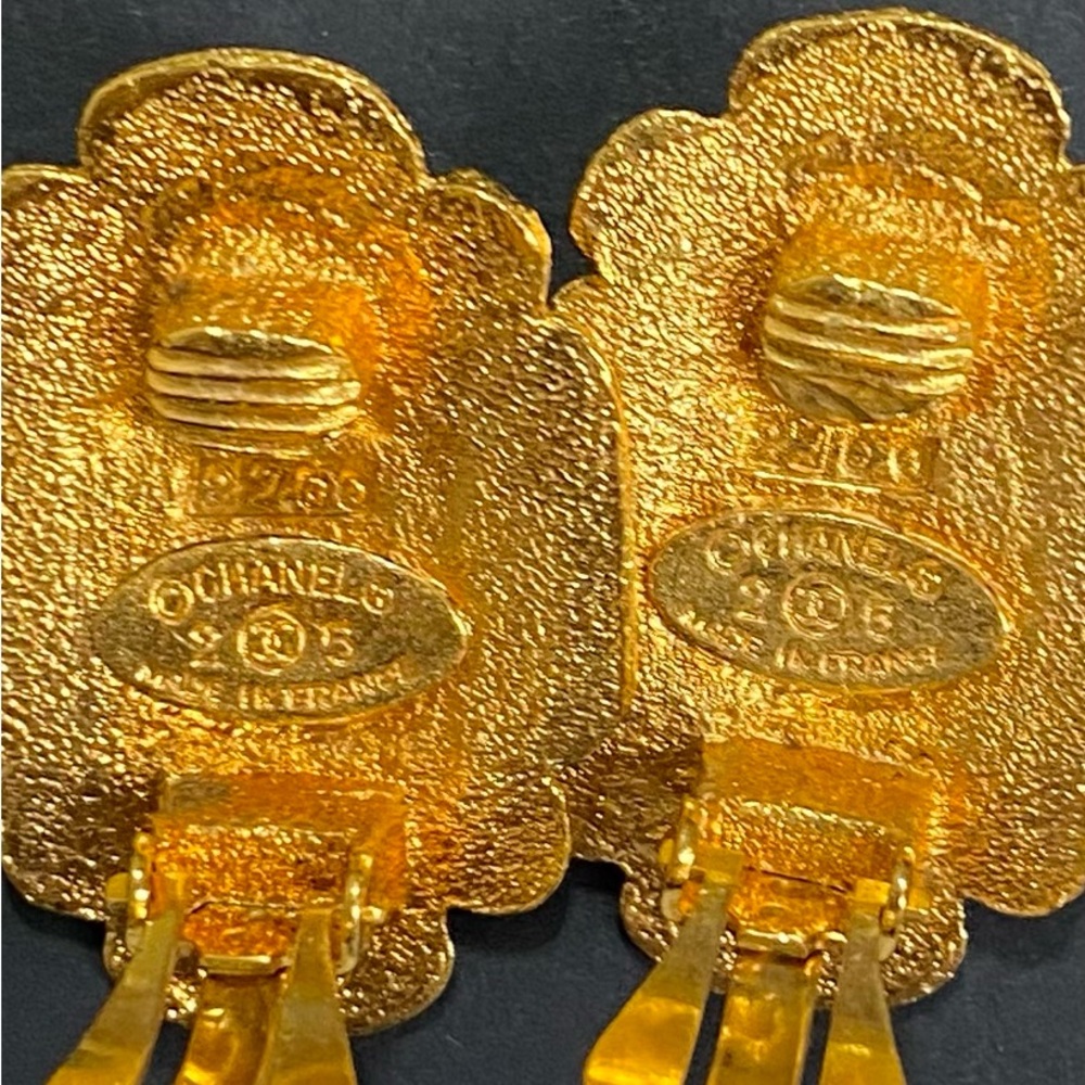 VINTAGE CHANEL MASON CLIP ON EARRINGS 🤩 - Picture 2 of 7